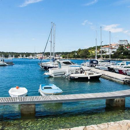 Apartment Tina By The Beach Pjescana Uvala Bagian luar foto