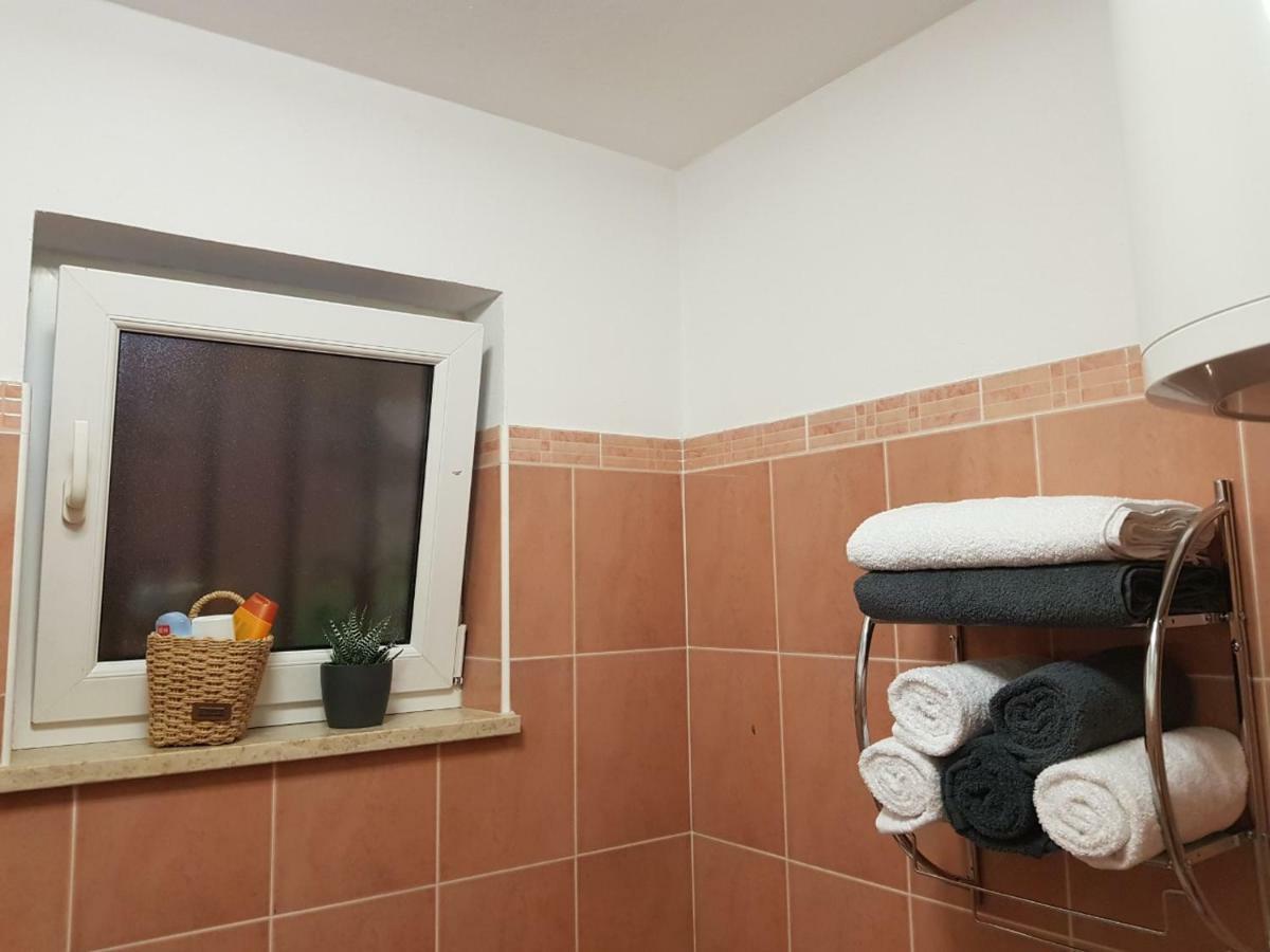 Apartment Tina By The Beach Pjescana Uvala Bagian luar foto