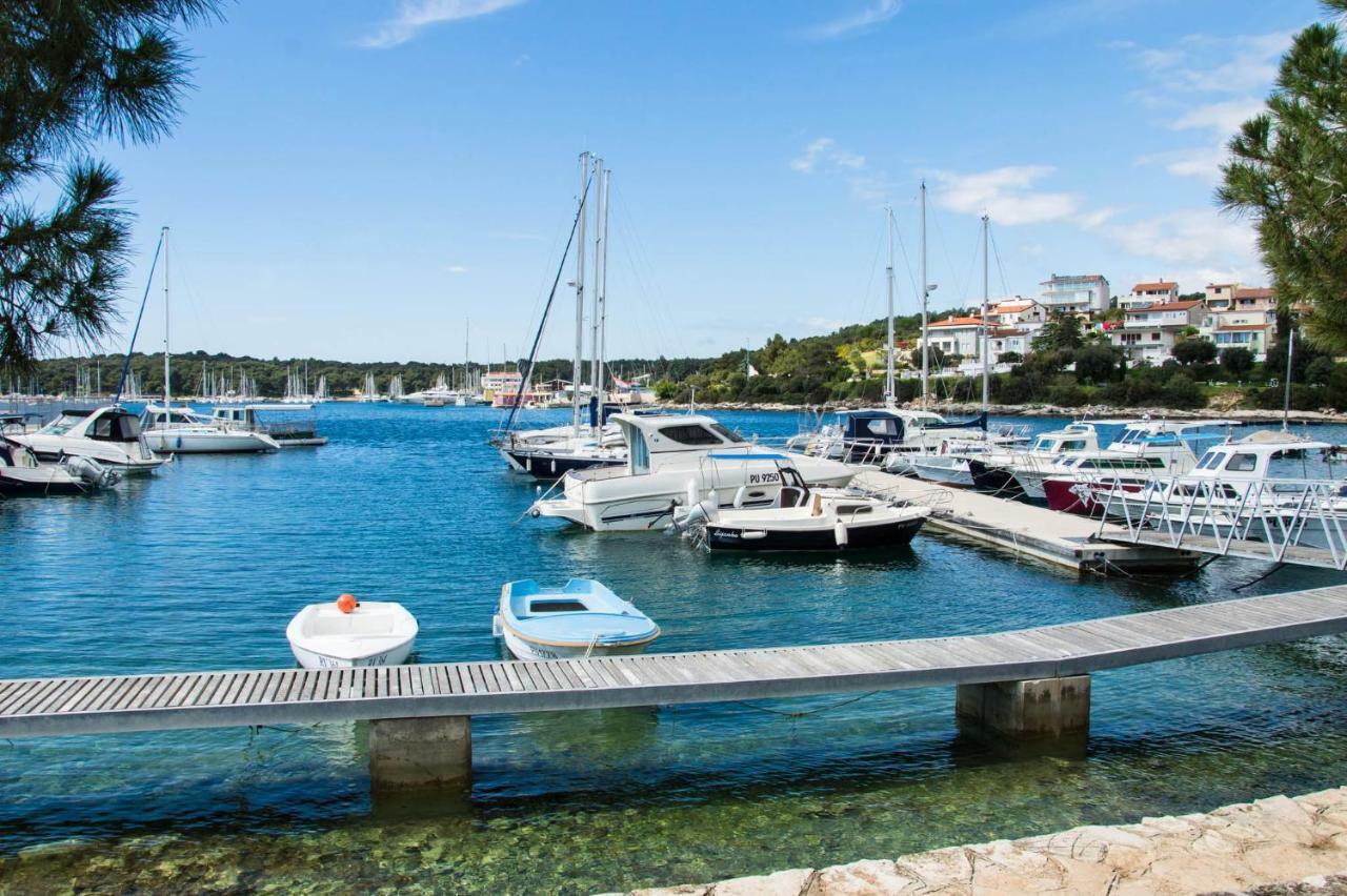 Apartment Tina By The Beach Pjescana Uvala Bagian luar foto